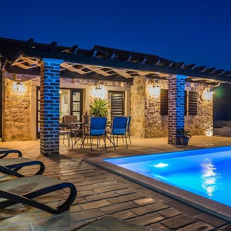 Holiday Home Sandra Sukosan Bagian luar foto