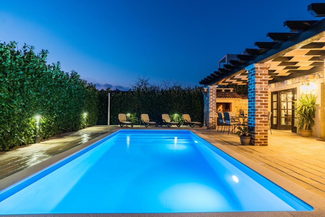 Holiday Home Sandra Sukosan Bagian luar foto