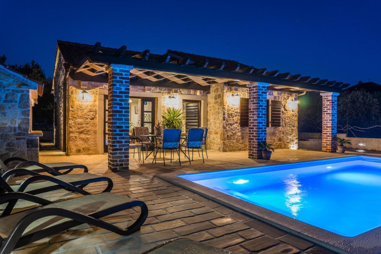 Holiday Home Sandra Sukosan Bagian luar foto