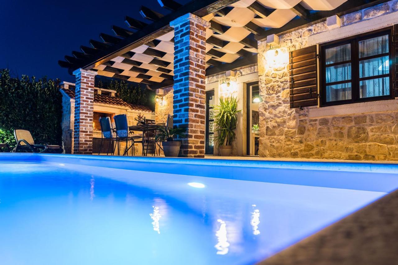Holiday Home Sandra Sukosan Bagian luar foto