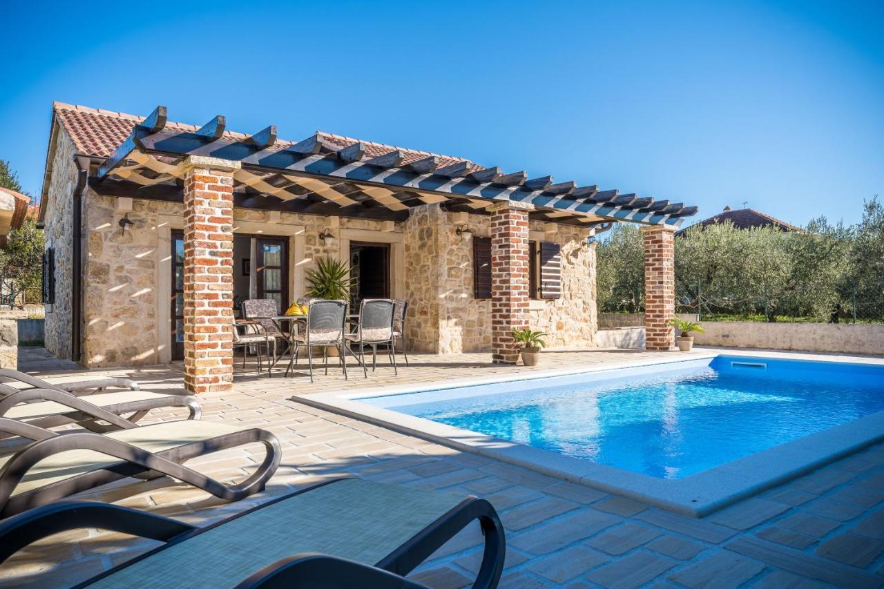 Holiday Home Sandra Sukosan Bagian luar foto
