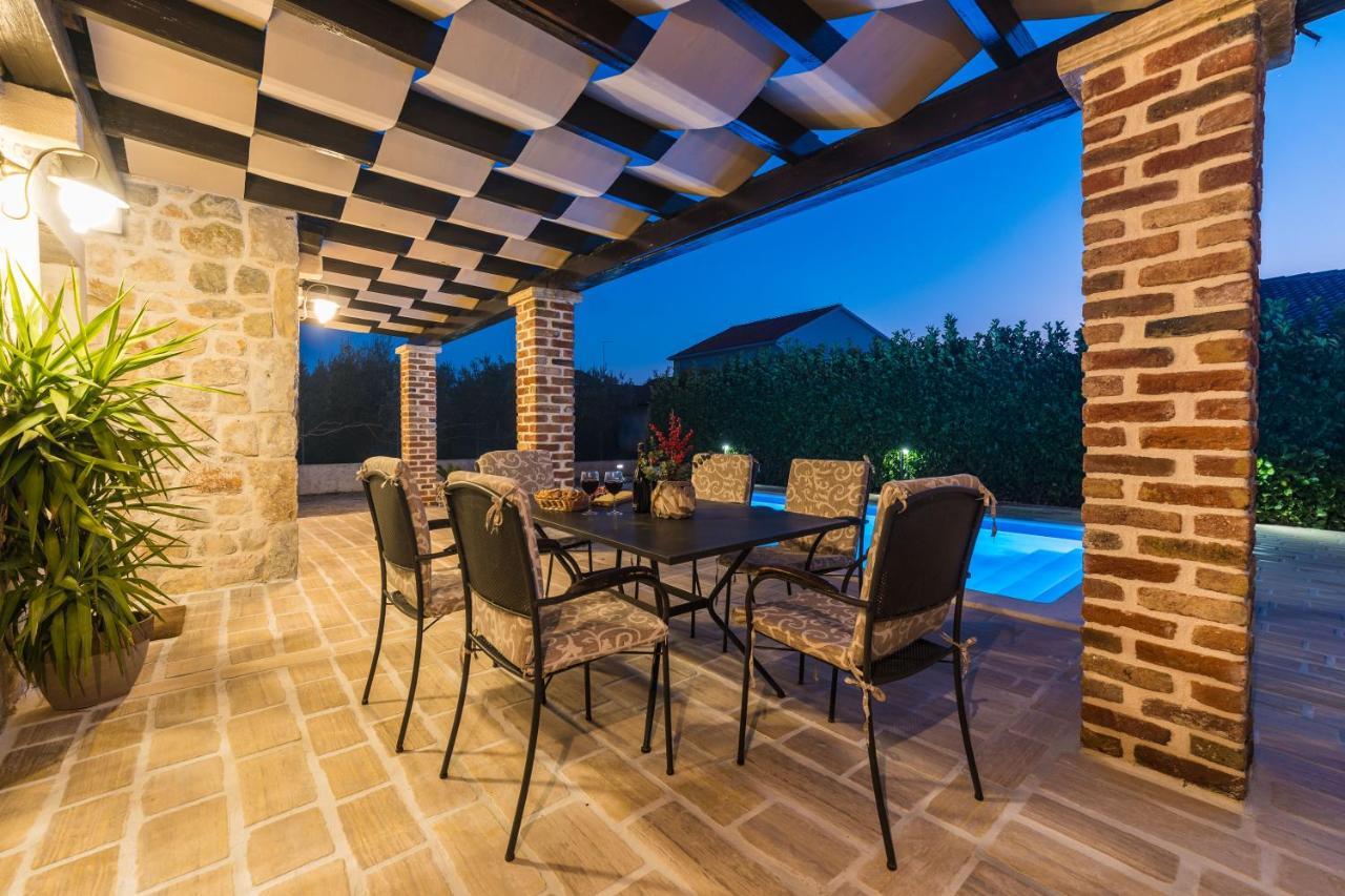 Holiday Home Sandra Sukosan Bagian luar foto