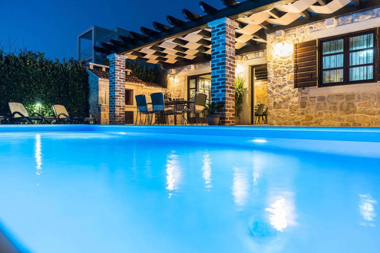 Holiday Home Sandra Sukosan Bagian luar foto